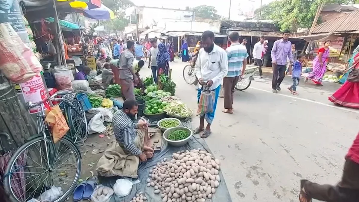 মাগুরায় সড়ক দখল করে হাট